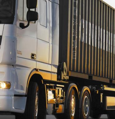 Il trasporto terrestre di containers consente un’elevata penetrazione del territorio in modo semplificato: le merci da movimentare rimangono all'interno di un’unità di carico sin dalla partenza e per tutta la durata del tragitto.